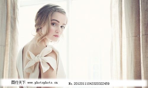 窗前回眸的外国女人图片