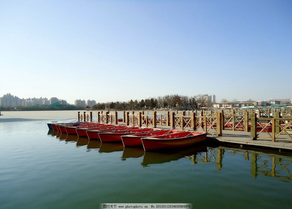 水上公园 冬季 蓝天 树木 枯树 湖面 船只 一排船只 木桥 投影 风景