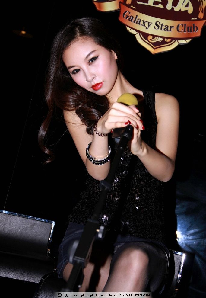 酒吧唱歌美女图片