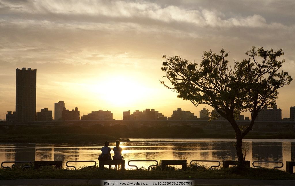 黄昏 夕阳 傍晚 晚霞 学生 少年 少女 背影 城市 剪影 美好 自然风景